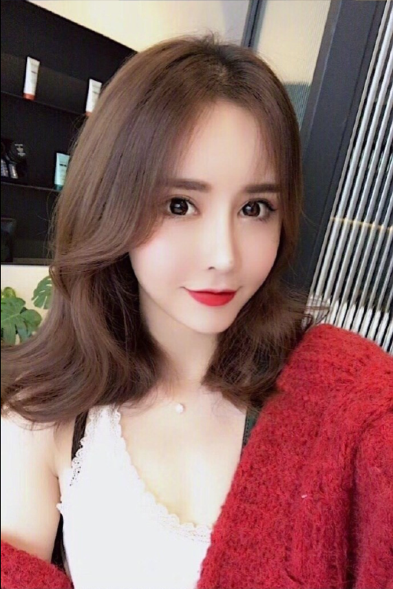 美女自拍展示一种自然又好打理的烫发发型图片