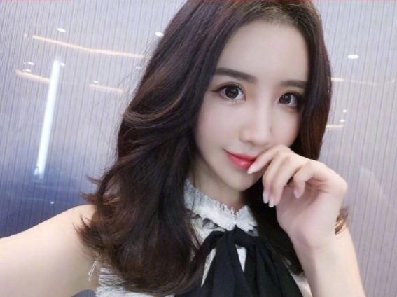 美女自拍展示一种自然又好打理的烫发发型图片