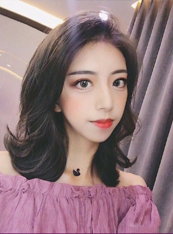 美女自拍展示一种自然又好打理的烫发发型图片