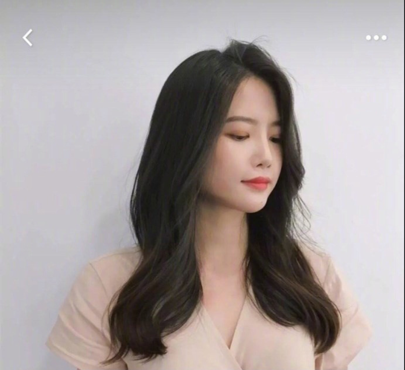 美女自拍展示一种自然又好打理的烫发发型图片