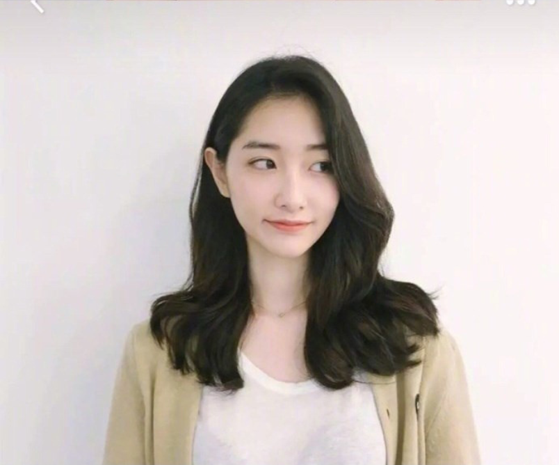 美女自拍展示一种自然又好打理的烫发发型图片