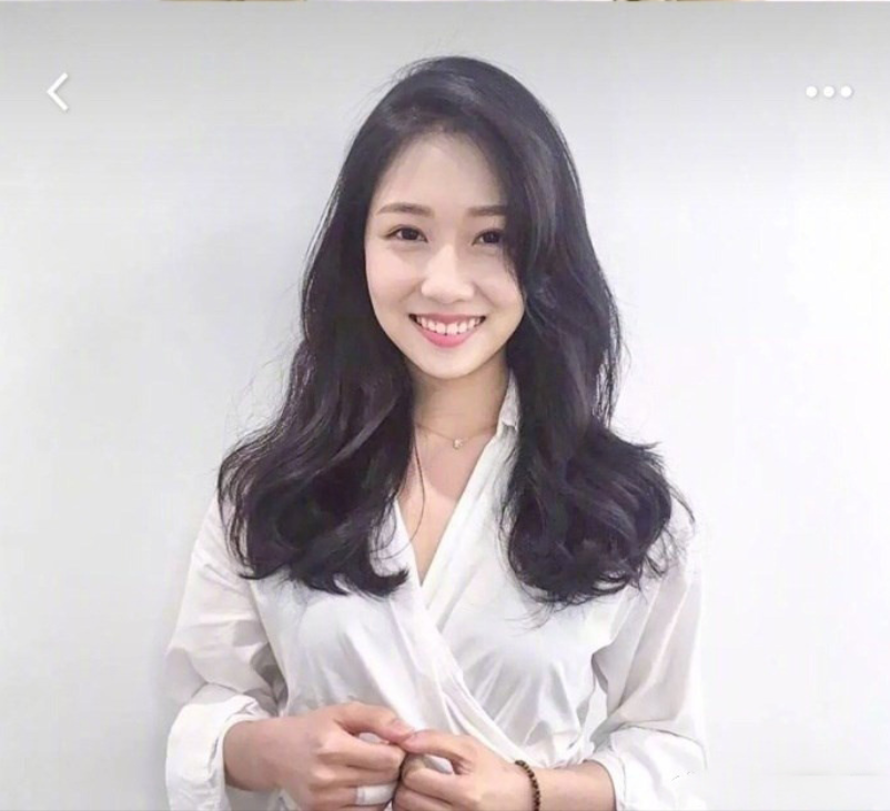 美女自拍展示一种自然又好打理的烫发发型图片