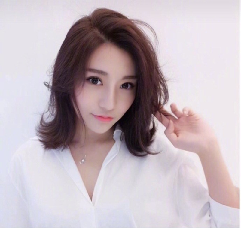 美女自拍展示一种自然又好打理的烫发发型图片