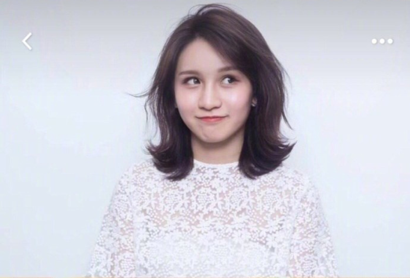 美女自拍展示一种自然又好打理的烫发发型图片