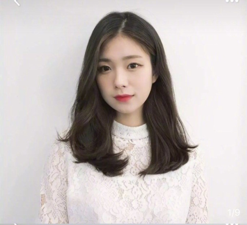 美女自拍展示一种自然又好打理的烫发发型图片