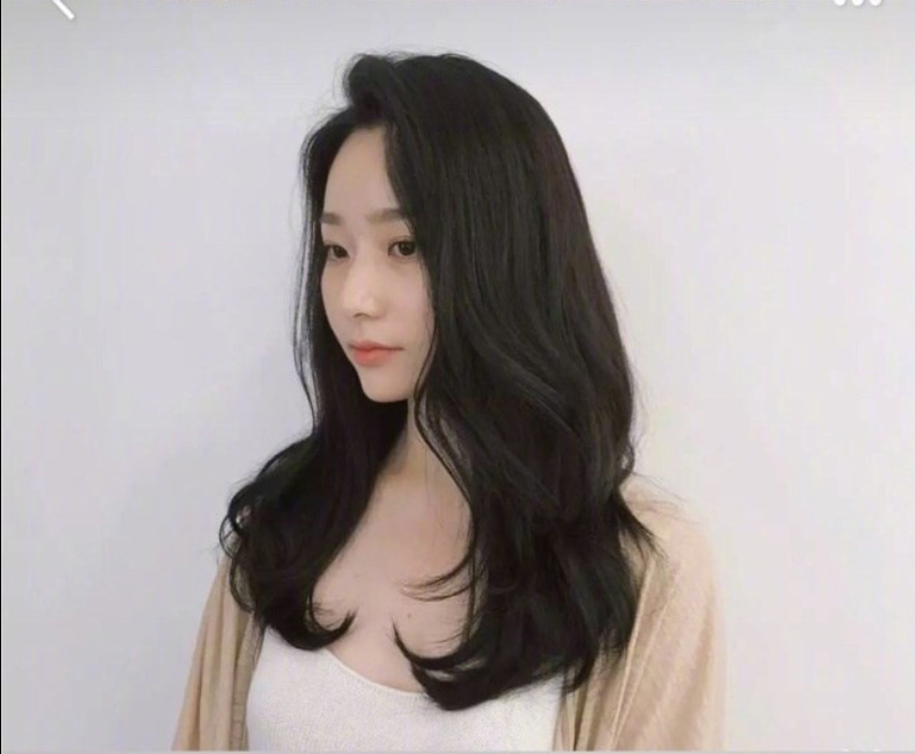 美女自拍展示一种自然又好打理的烫发发型图片