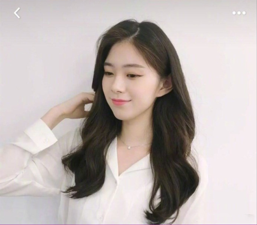 美女自拍展示一种自然又好打理的烫发发型图片