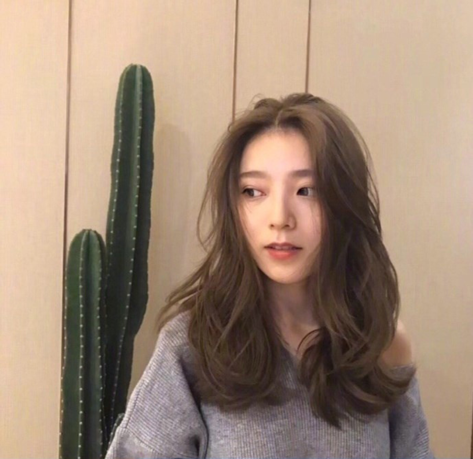 美女自拍展示一种自然又好打理的烫发发型图片