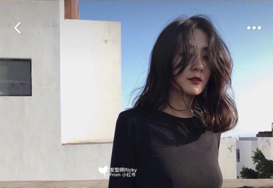 美女自拍展示一种自然又好打理的烫发发型图片