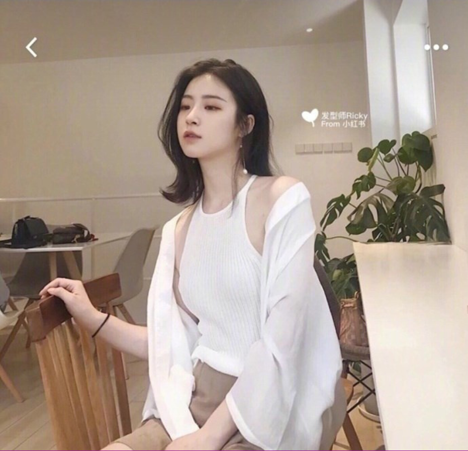 美女自拍展示一种自然又好打理的烫发发型图片