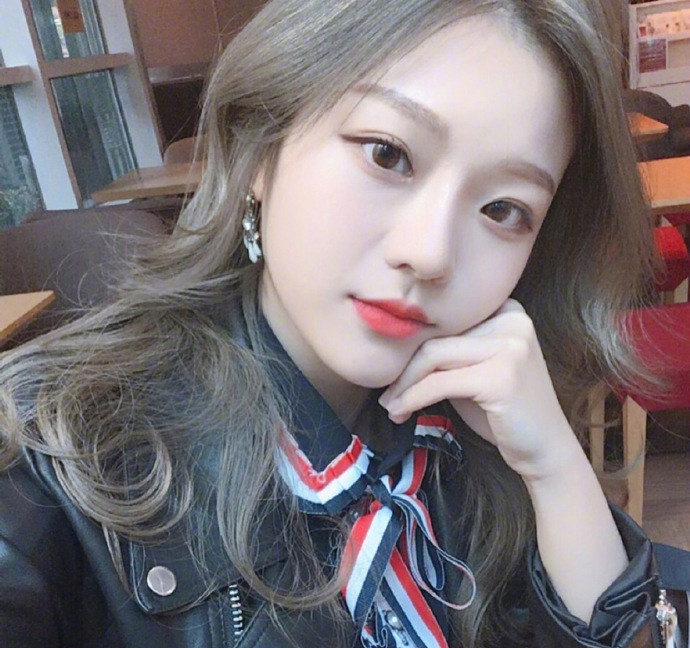 显肤白的浅亚麻色系发色大波浪卷美女自拍照