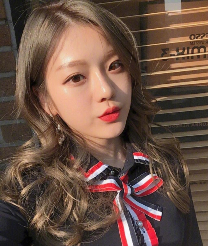 显肤白的浅亚麻色系发色大波浪卷美女自拍照