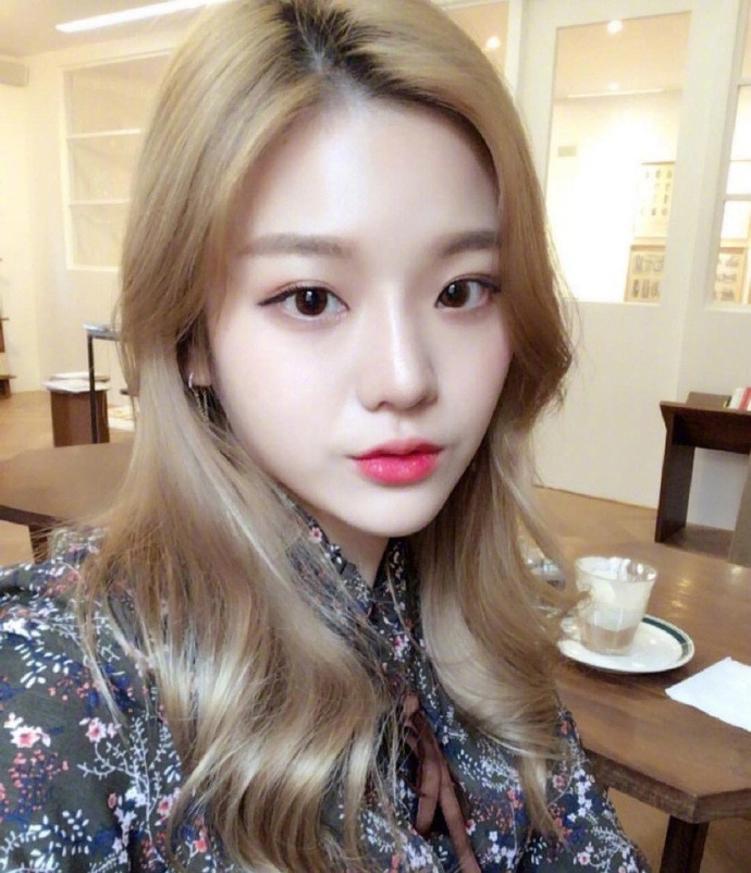 显肤白的浅亚麻色系发色大波浪卷美女自拍照