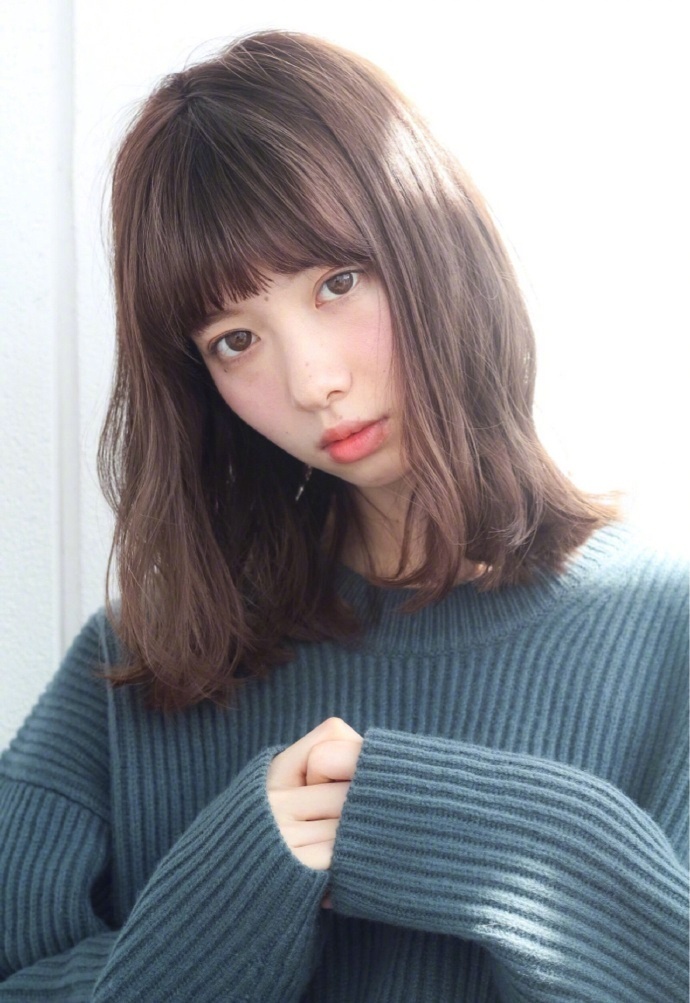 中长发遇见齐刘海美女自拍日系发型推荐