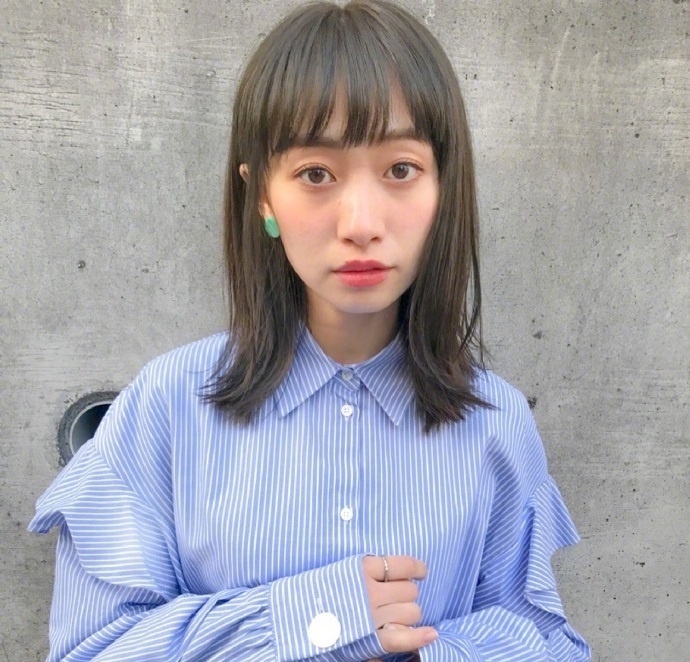 中长发遇见齐刘海美女自拍日系发型推荐