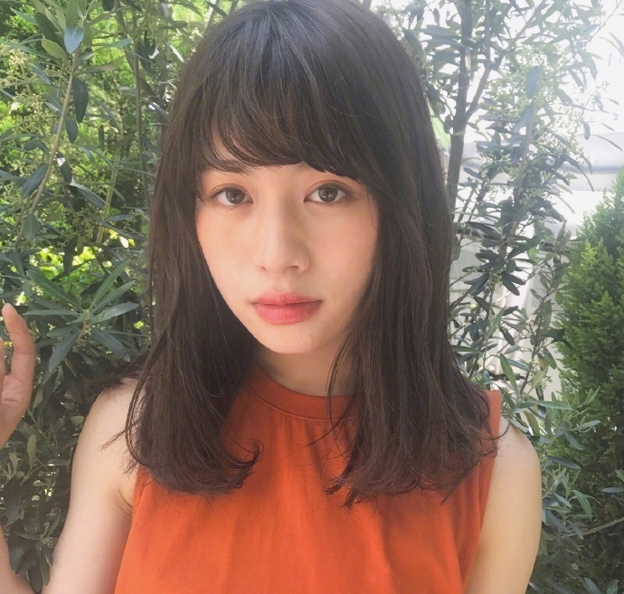 中长发遇见齐刘海美女自拍日系发型推荐