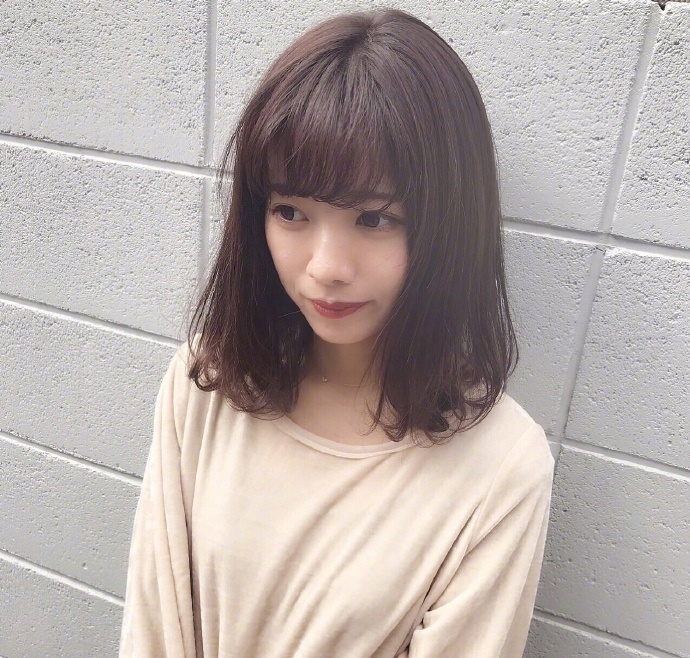 中长发遇见齐刘海美女自拍日系发型推荐