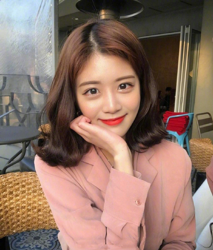 37分外翘蛋卷中长发甜系小仙女自拍必备