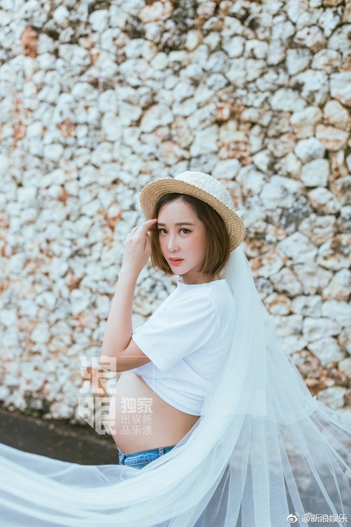 明星夫妻杜若溪孕照曝光严屹宽亲吻孕肚超幸福
