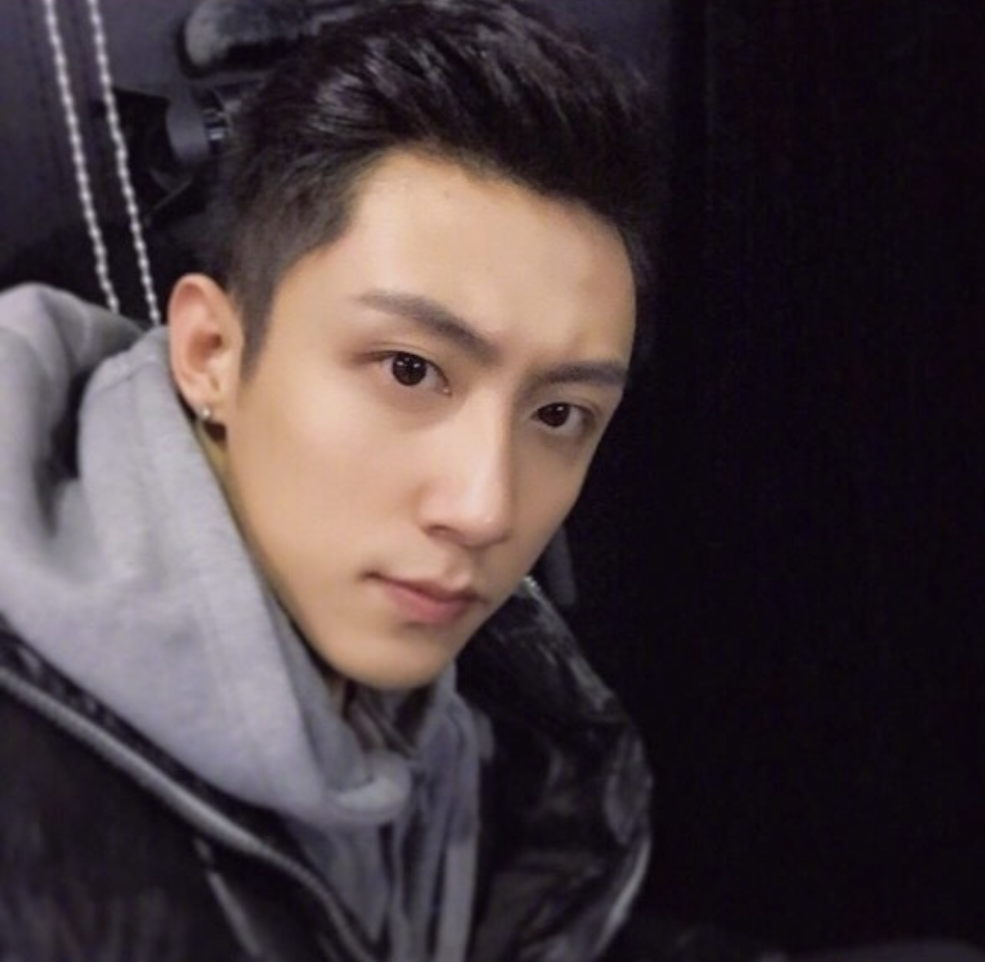 东北男明星小鲜肉帅哥黄景瑜自拍照帅气图片