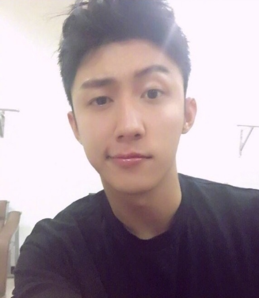 东北男明星小鲜肉帅哥黄景瑜自拍照帅气图片