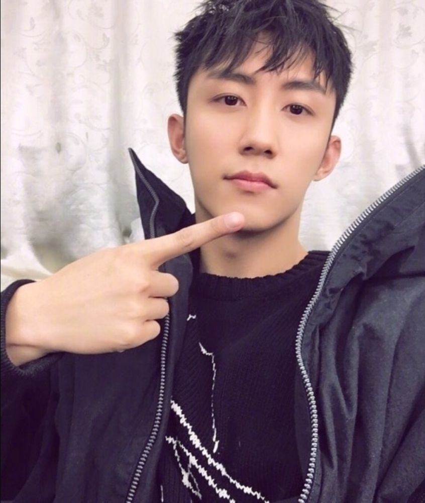 东北男明星小鲜肉帅哥黄景瑜自拍照帅气图片