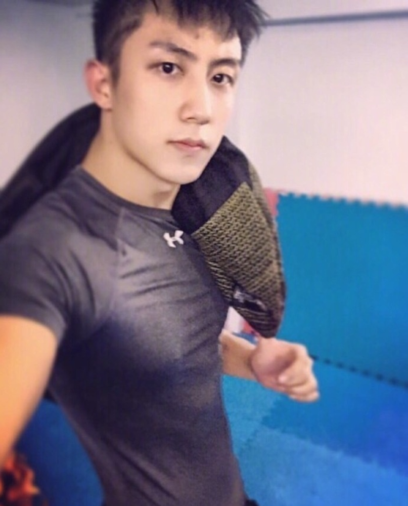 东北男明星小鲜肉帅哥黄景瑜自拍照帅气图片