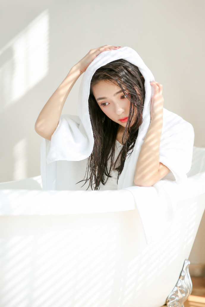 性感美女浴缸湿发性感撩人诱惑图片