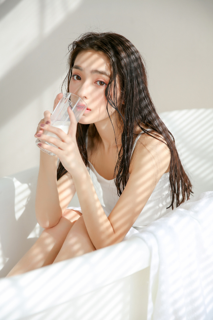 性感美女浴缸湿发性感撩人诱惑图片