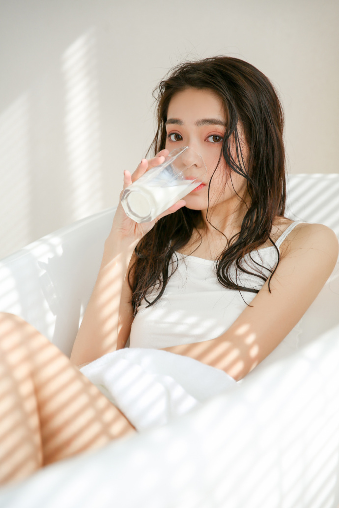 性感美女浴缸湿发性感撩人诱惑图片