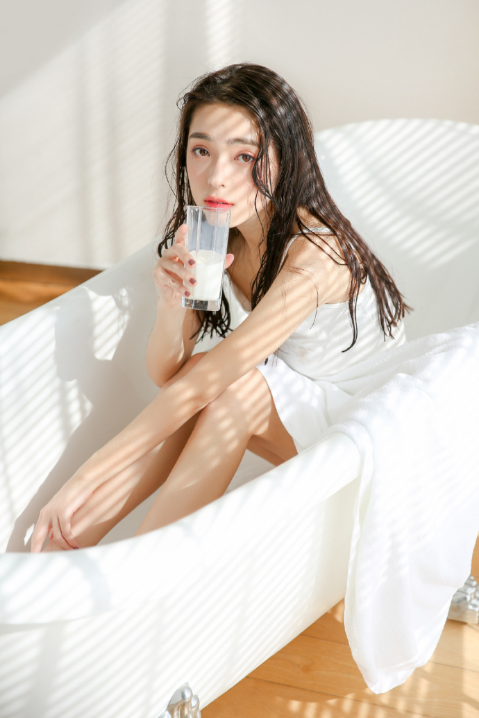 性感美女浴缸湿发性感撩人诱惑图片