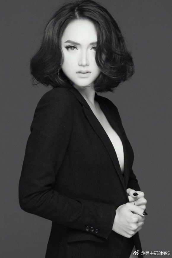 短发美女性感黑白艺术照诱惑图片