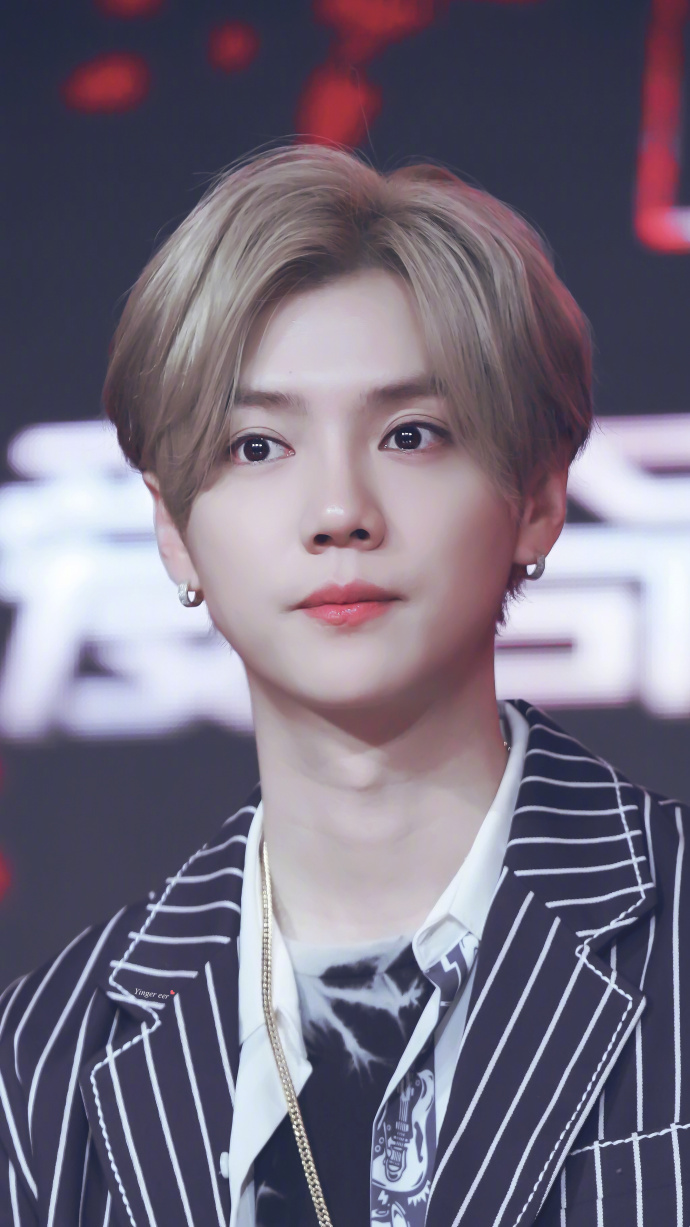 漫画里走出来的美男子鹿晗图片
