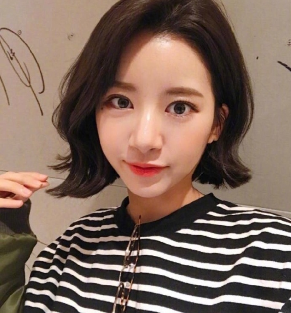 短发美女自拍照短发发型造型参考