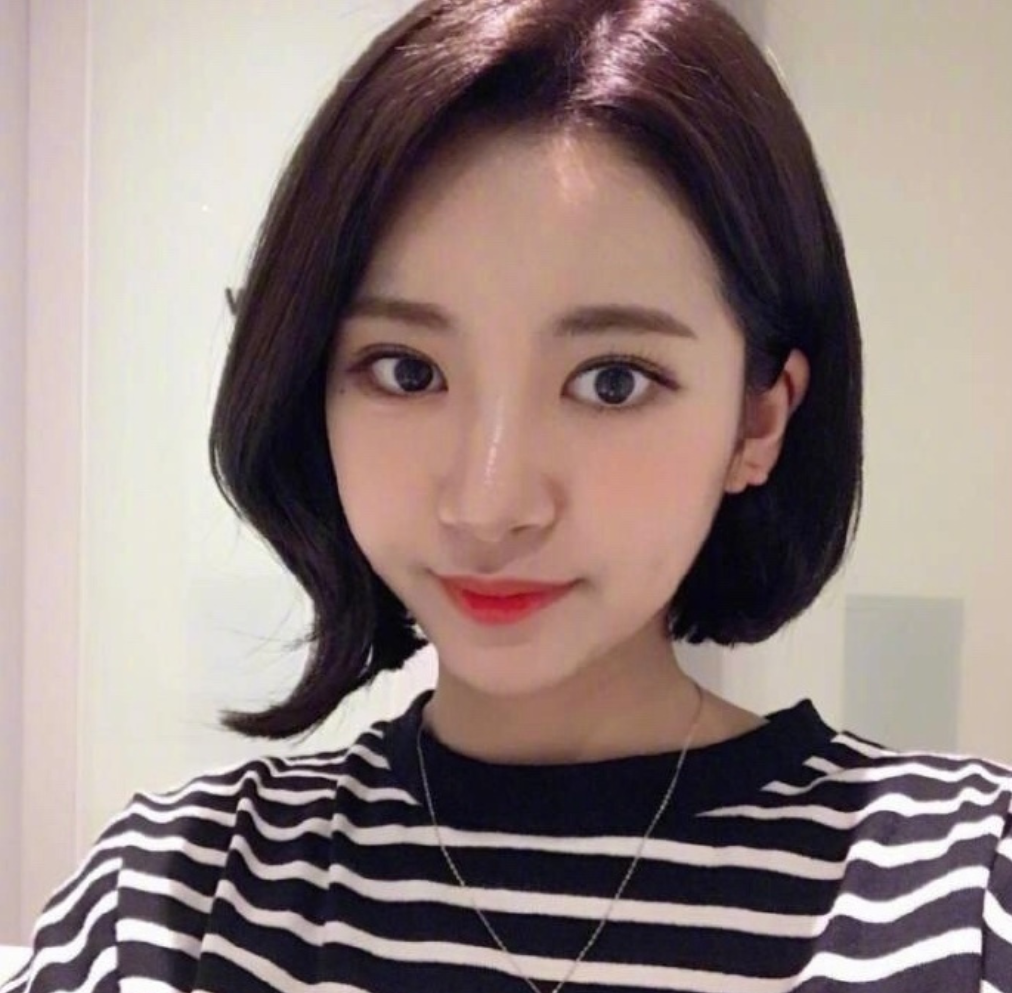 短发美女自拍照短发发型造型参考