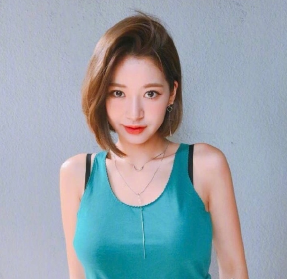 短发美女自拍照短发发型造型参考