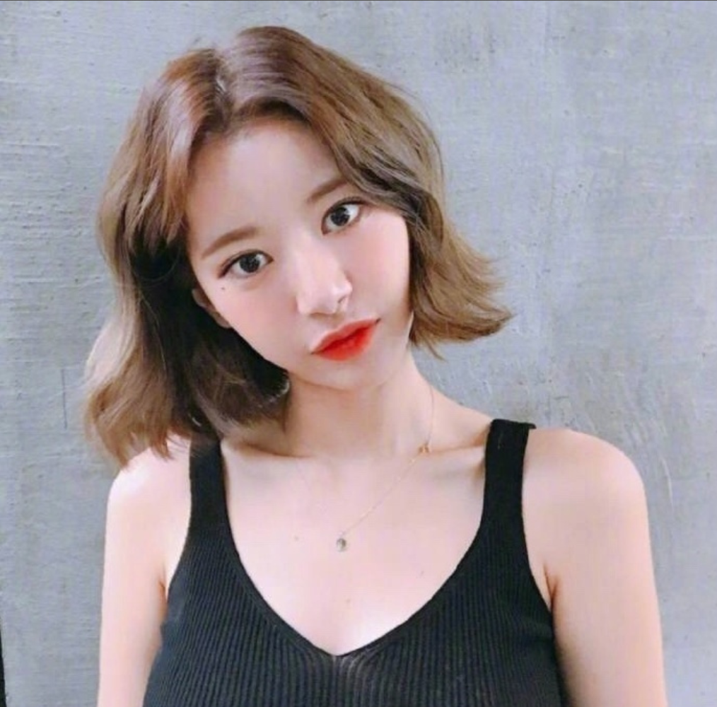 短发美女自拍照短发发型造型参考