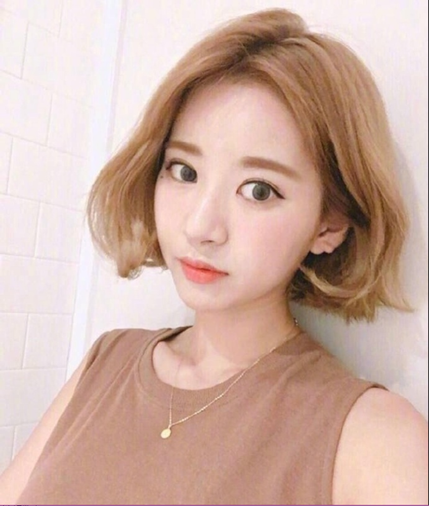 短发美女自拍照短发发型造型参考