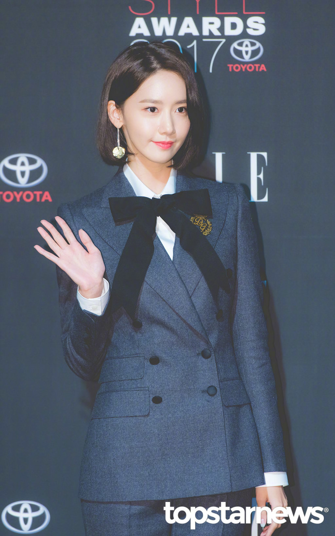 韩国美女明星林允儿一身小西装俏丽又干练出席
