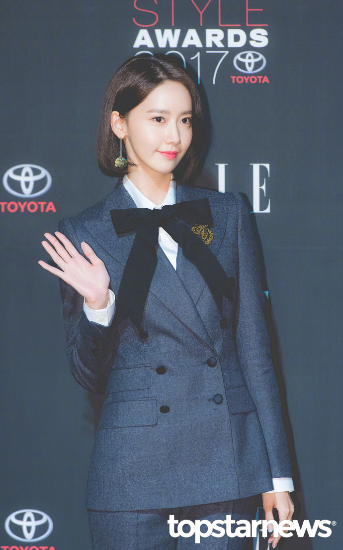 韩国美女明星林允儿一身小西装俏丽又干练出席