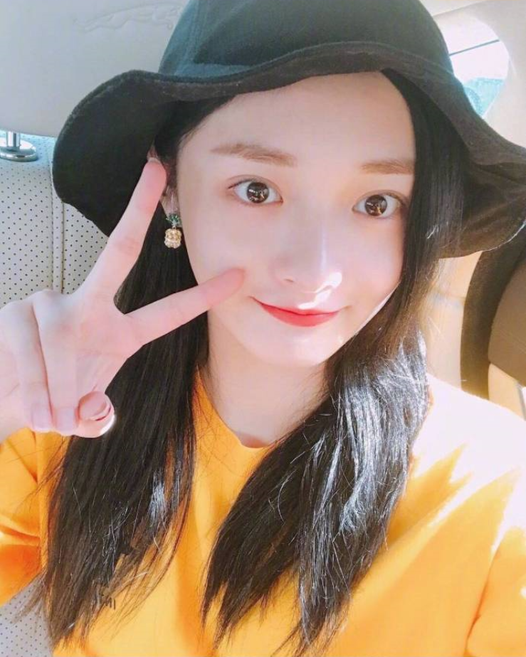 浙江美女明星周洁琼可爱自拍照