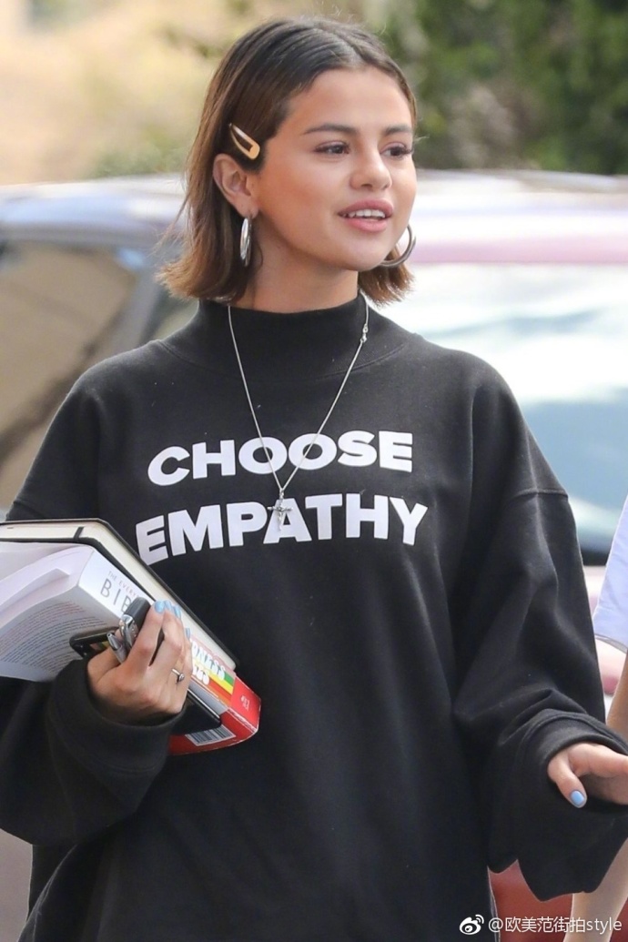 欧美美女明星Selena Gomez赛琳娜.戈麦斯黑色显瘦娃