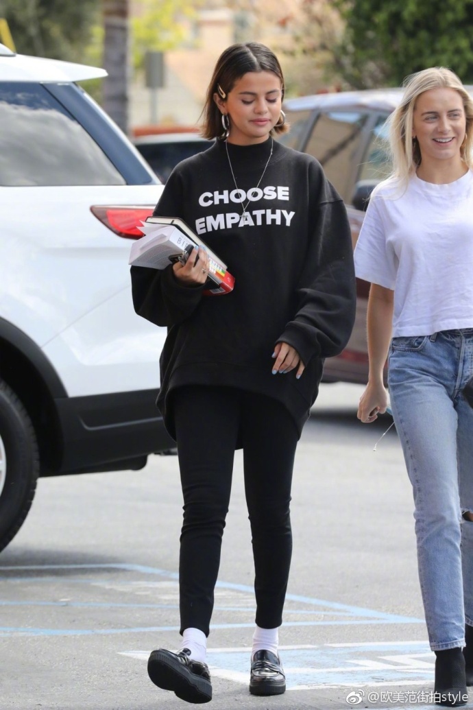 欧美美女明星Selena Gomez赛琳娜.戈麦斯黑色显瘦娃