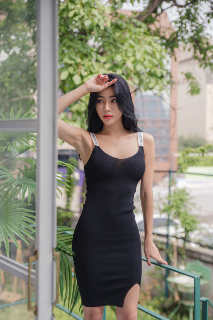 性感美女黑色吊带紧身连衣裙性感写真