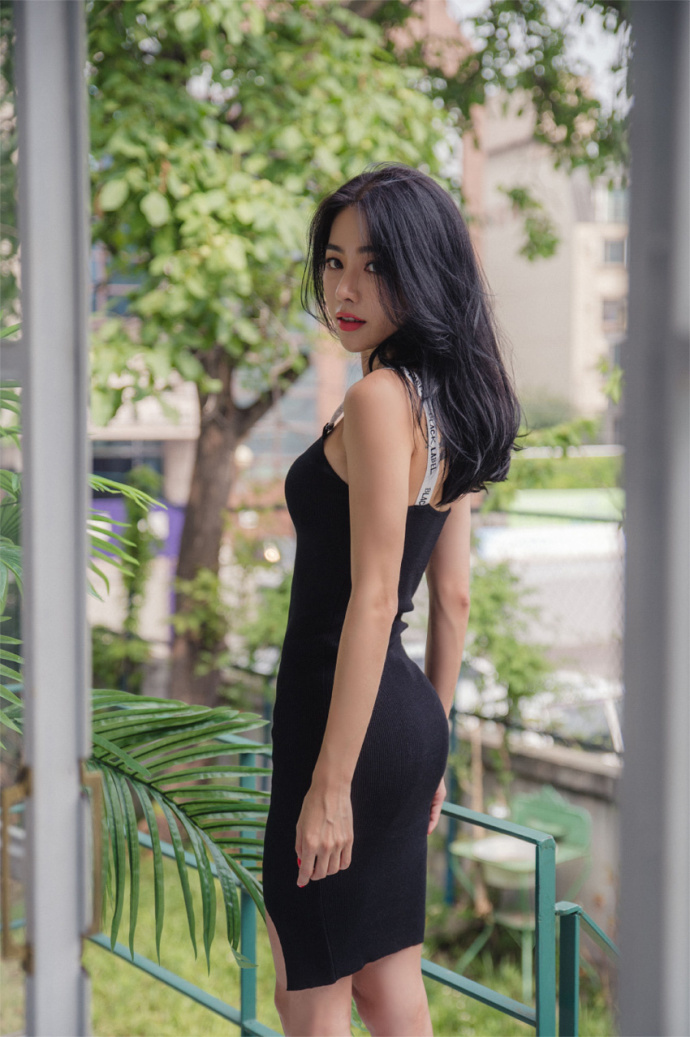 性感美女黑色吊带紧身连衣裙性感写真