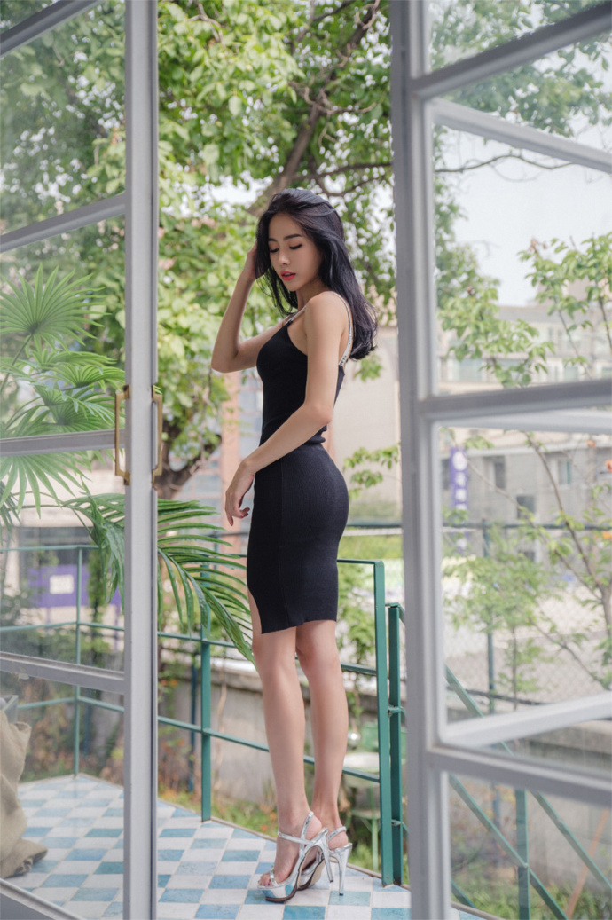 性感美女黑色吊带紧身连衣裙性感写真