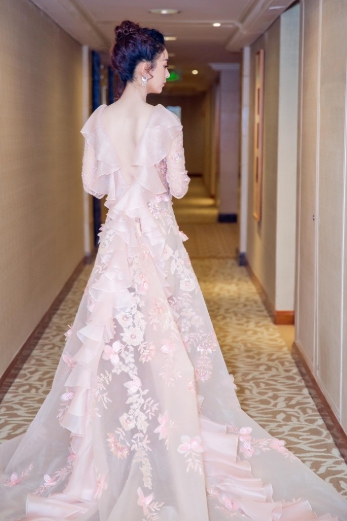 大眼美女明星赵丽颖的九款长裙礼服真的很仙人