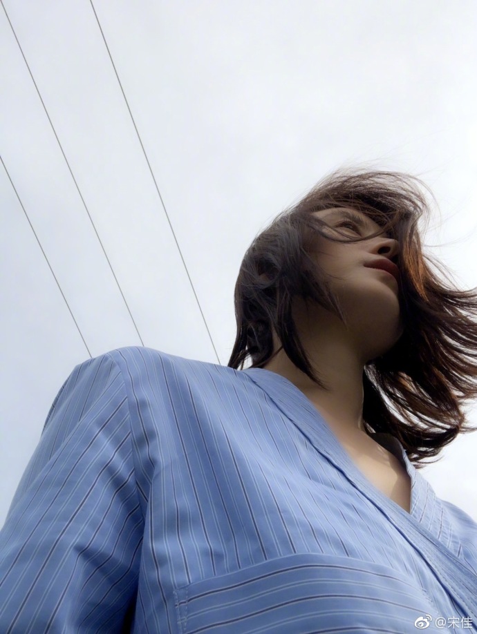 内地女演员宋佳晒九宫格美照穿搭十分有品位超