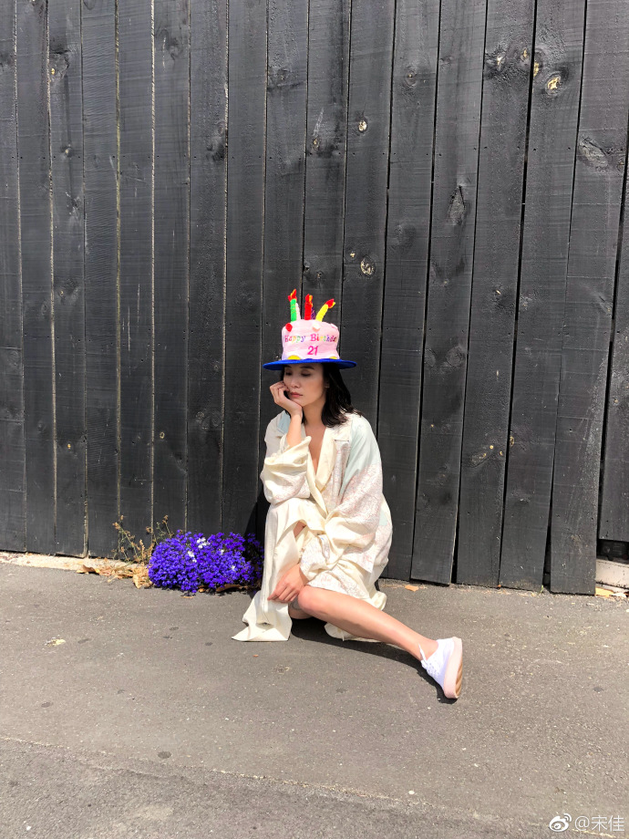 内地女演员宋佳晒九宫格美照穿搭十分有品位超