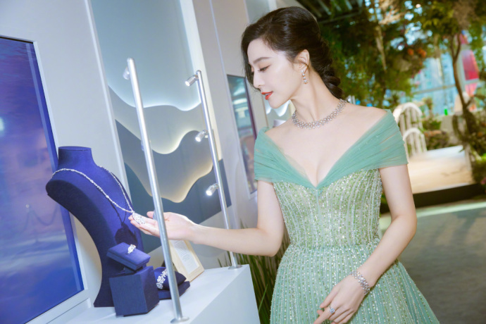 窈窕美女明星范冰冰绿色曳地长裙出席某珠宝发
